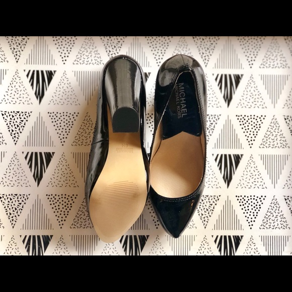 βSOLDβ MICHAEL KORS - Black Patent Block Pump π€ - Picture 5 of 6